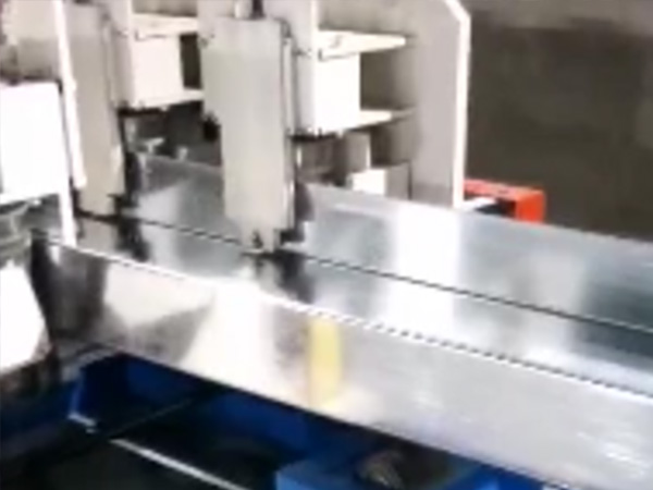 全自动桥架成型机