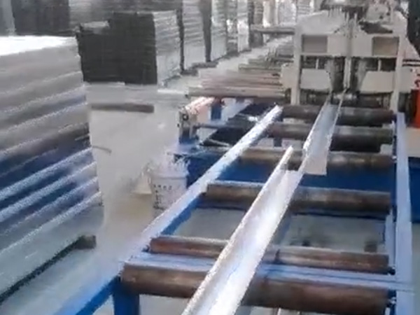 全自动桥架成型机