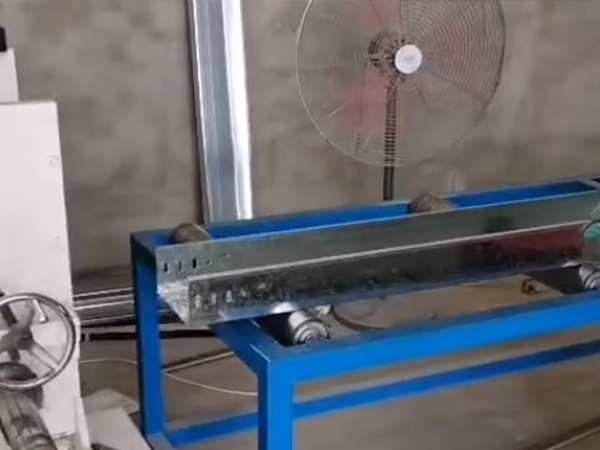 全自动桥架成型机